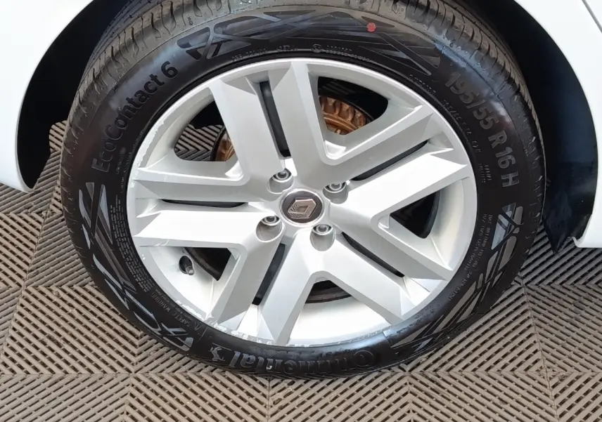 Gros plan sur la roue avant droite blanche d'une Renault Clio Business TCe 100 GPL avec jante alliage argentée.