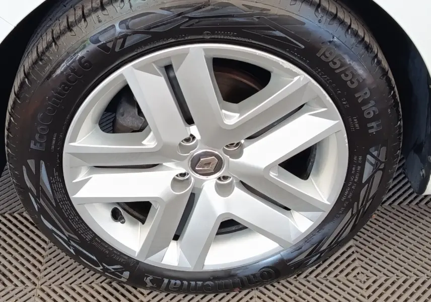Gros plan sur la roue avant droite blanche d’une Renault Clio Business TCe 100 GPL avec jante alliage à cinq branches.