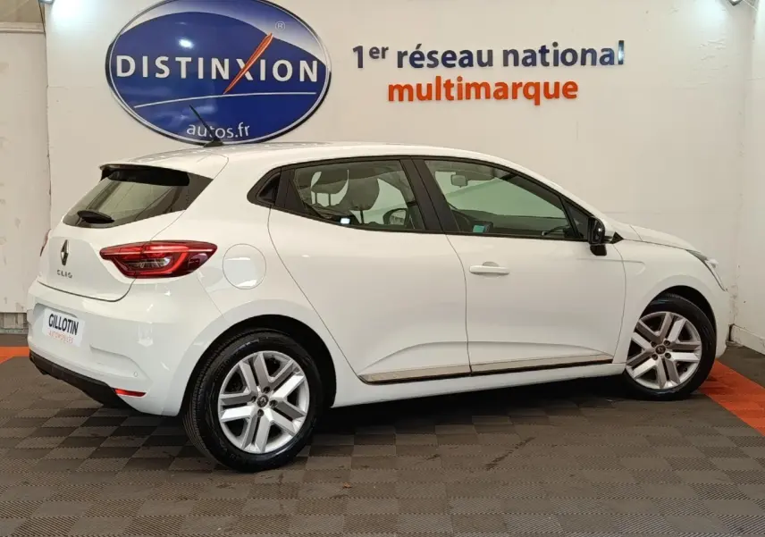 Renault Clio Business TCe 100 GPL blanc vue de profil côté droit en intérieur avec jantes alliage et feux arrière LED.