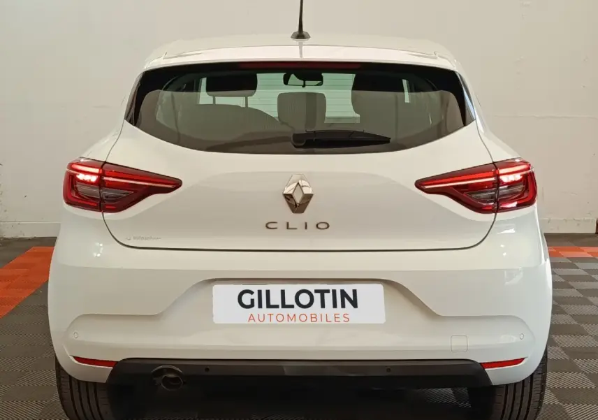 Vue arrière d'une Renault Clio blanche 2021 avec feux LED et logo centré sur le hayon.