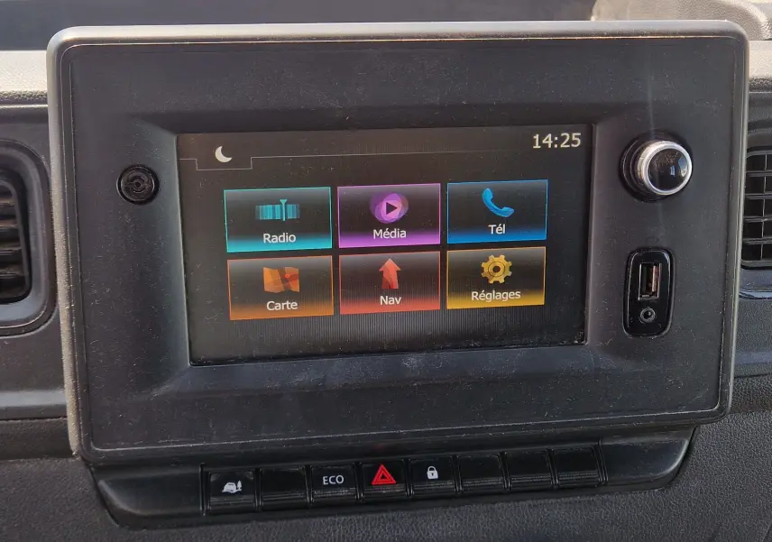 Gros plan sur les commandes de climatisation et ventilation du tableau de bord du Renault Master blanc de 2022.