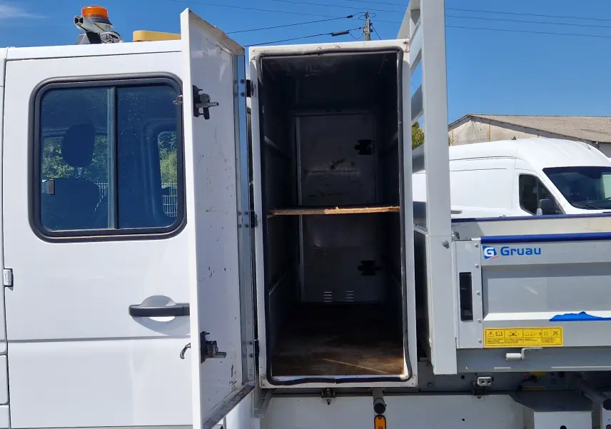 Gros plan sur le châssis arrière du Renault Master blanc, mettant en valeur la benne et le coffre intégrés.