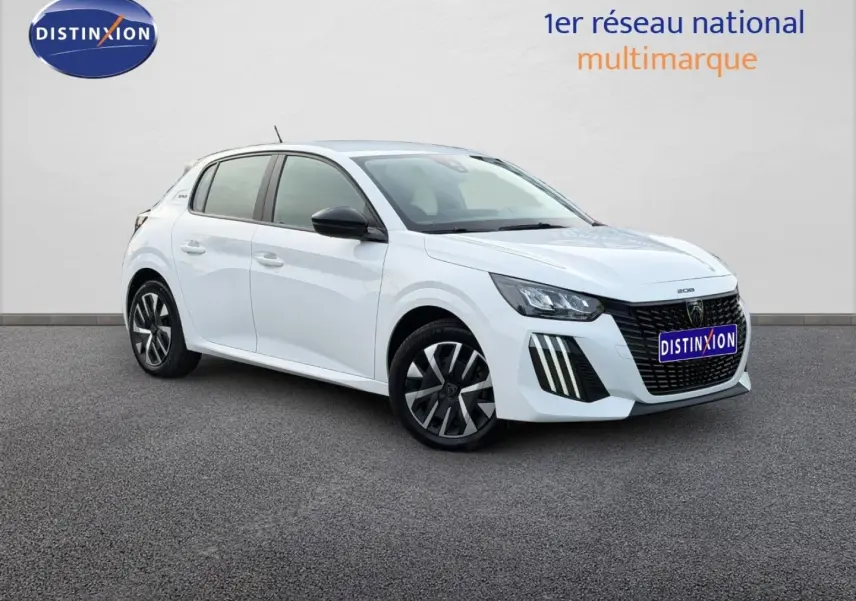 Peugeot 208 blanc Okénite vue 3/4 avant droit avec calandre noire et feux LED distinctifs.