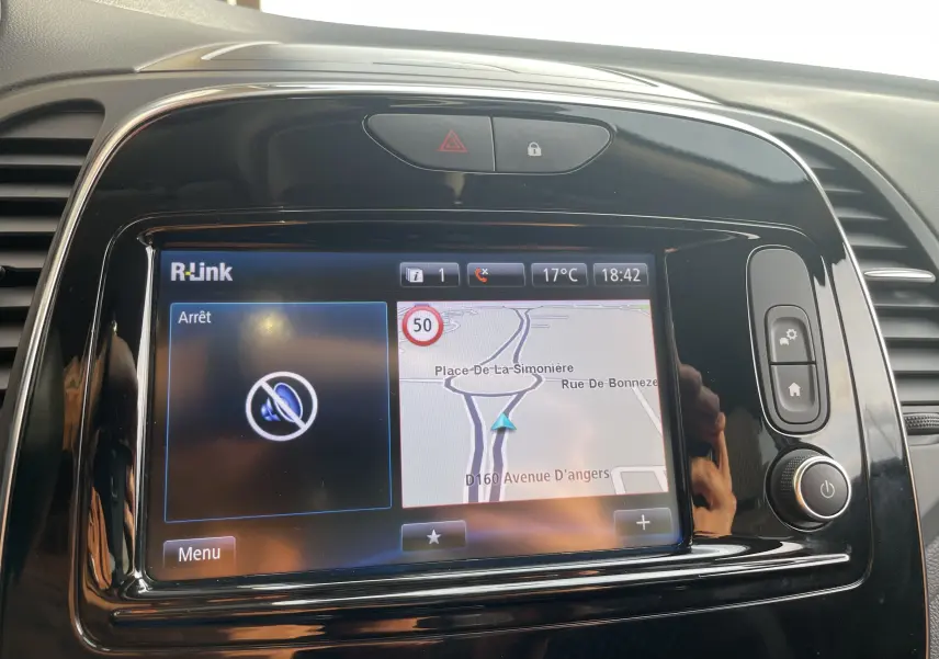 Écran tactile R-Link du tableau de bord du Renault Captur noir étoile ivoire, affichant la navigation GPS et commandes.