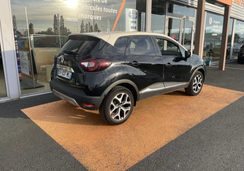 Renault Captur TCE 120 Energy Intens 2017 noir étoile avec toit ivoire, vue 3/4 arrière côté droit, jantes bi-ton visibles.