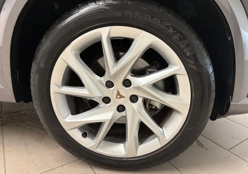 Gros plan sur la jante alliage argentée avec logo CUPRA au centre, montée sur un pneu Goodyear du CUPRA Formentor noir.