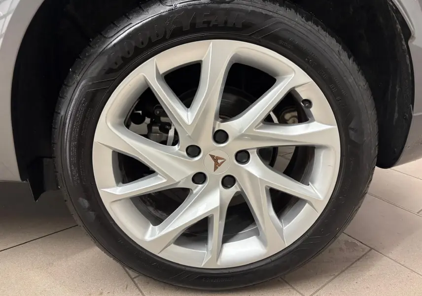 Gros plan sur la jante argentée à dix branches du CUPRA Formentor 2024, avec logo CUPRA au centre.