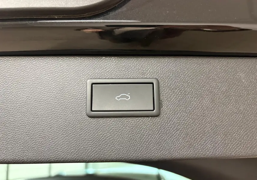 Bouton d'ouverture électrique du hayon sur la partie intérieure du coffre du CUPRA Formentor Noir Minuit 2024.