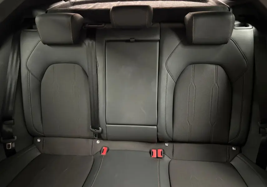 Vue intérieure du siège arrière en cuir noir avec surpiqûres contrastées du CUPRA Formentor 1.5 TSI 2024.
