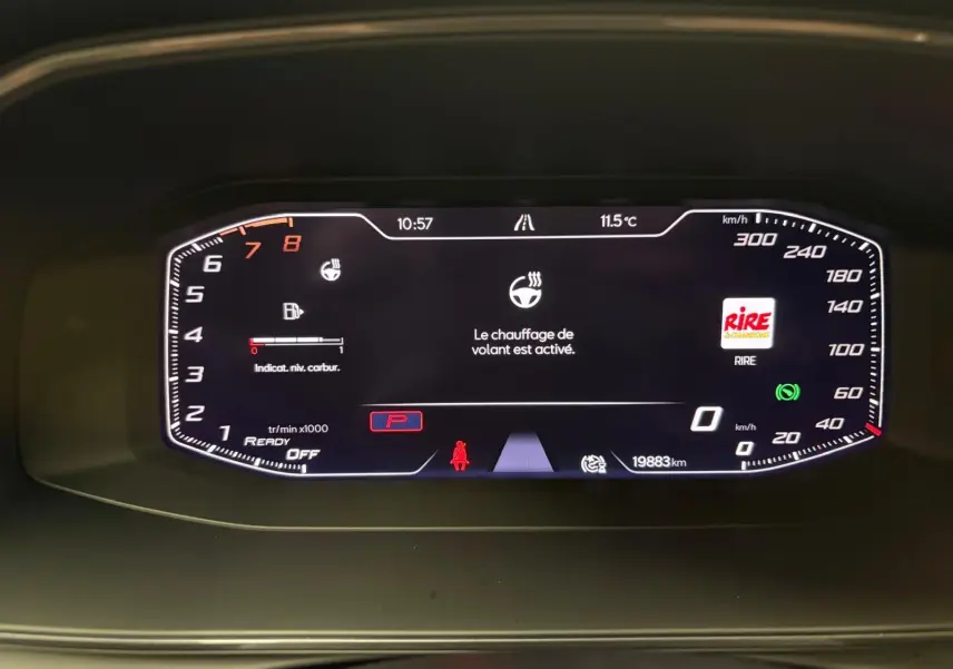 Tableau de bord numérique du CUPRA Formentor 1.5 TSI 150 DSG7 affichant la vitesse, le régime et le chauffage du volant activé.