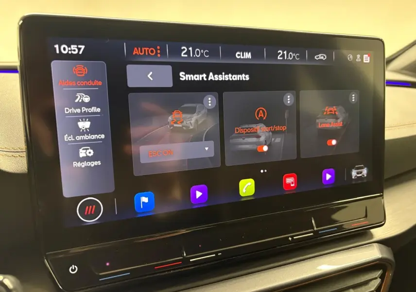 Écran tactile central affichant les assistants de conduite du CUPRA Formentor 1.5 TSI 2024, intérieur beige et noir.