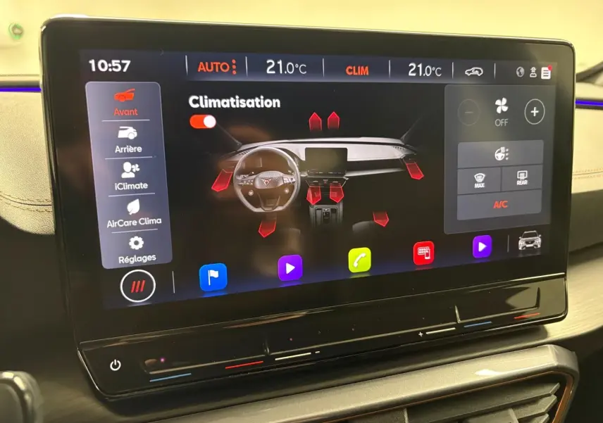 Écran tactile central du tableau de bord du CUPRA Formentor 2024 affichant les réglages de climatisation.