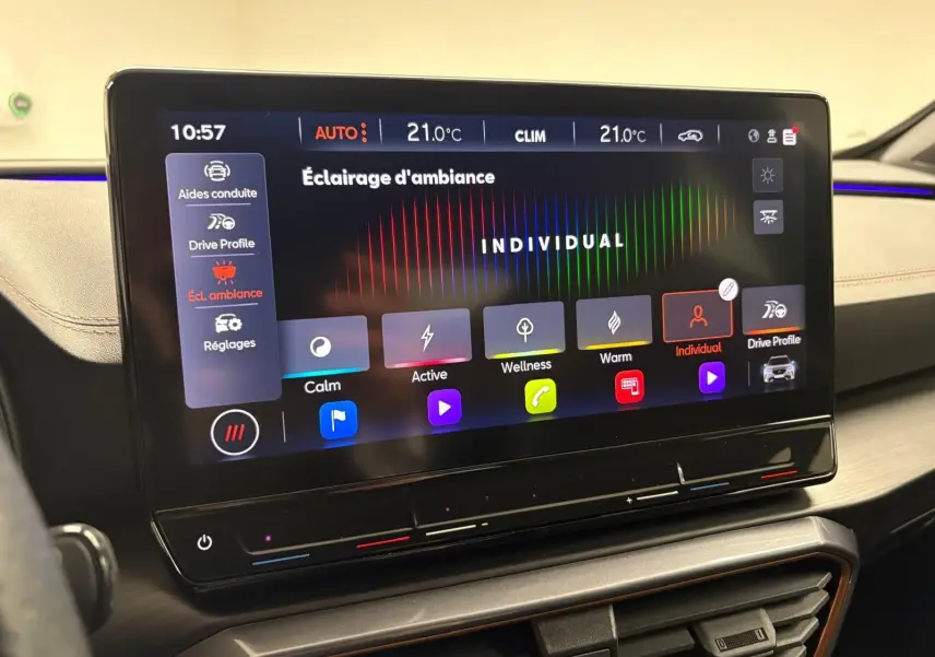 Écran tactile central affichant les réglages d’éclairage d’ambiance avec interface colorée dans un CUPRA Formentor noir Minuit.