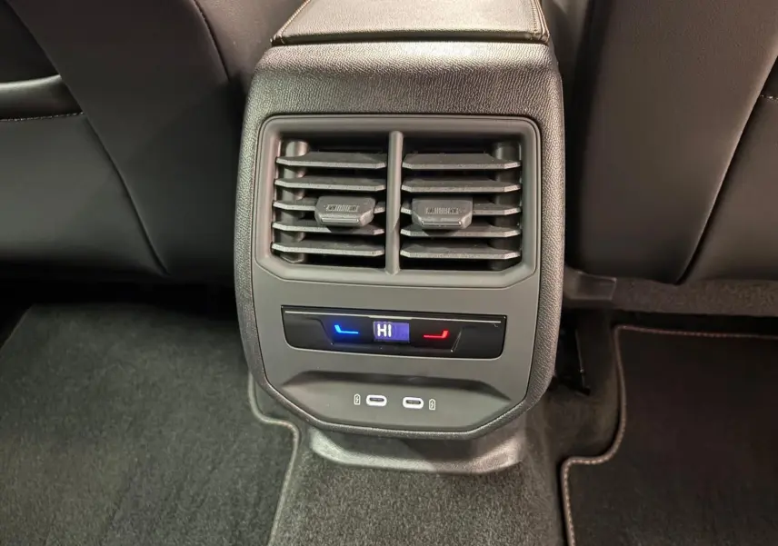 Détail de la console arrière avec aérateurs, commandes de climatisation et ports USB-C dans un CUPRA Formentor noir.