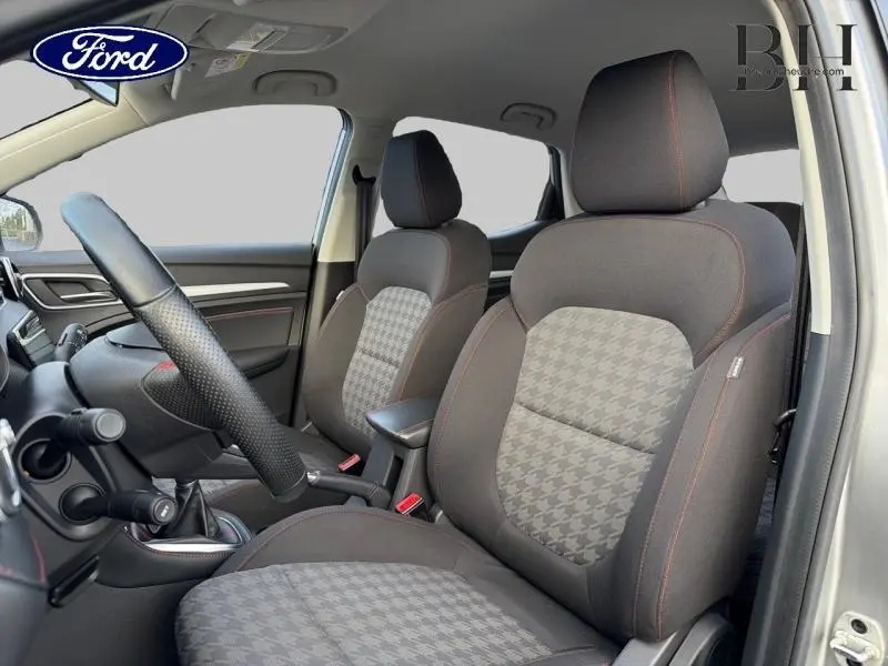 Intérieur côté conducteur du MG ZS 1.5 VTi-Tech 2022, sièges tissu noir avec motifs pied-de-poule et surpiqûres rouges