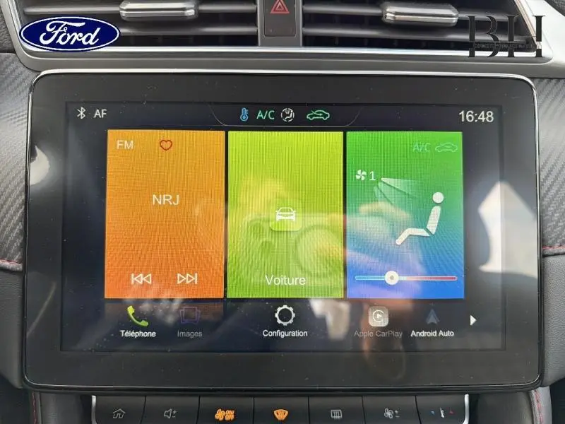 Écran tactile central du tableau de bord du MG ZS 1.5 VTi-Tech 2022 en Cosmic Silver, affichant les réglages multimédia et climatisation.