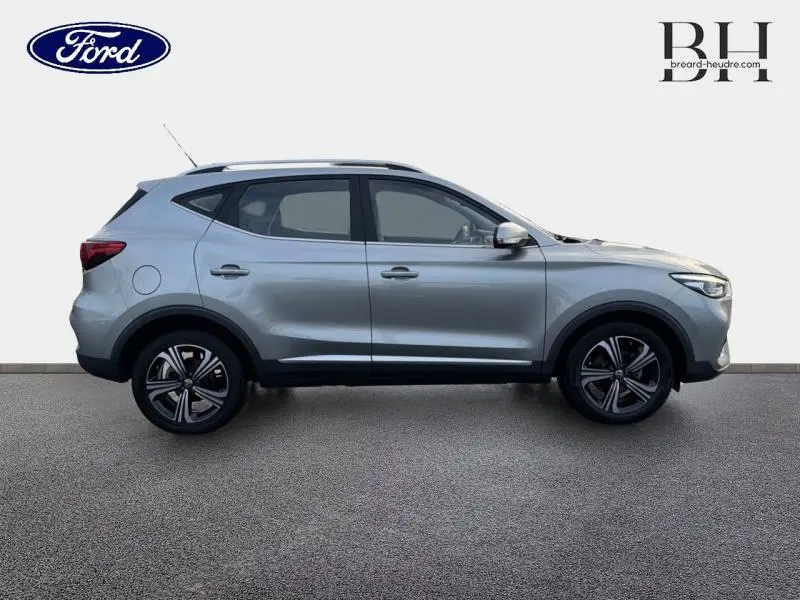 Profil côté gauche du SUV MG ZS 1.5 VTi-Tech 106ch Comfort en Cosmic Silver métallisé sur fond clair.