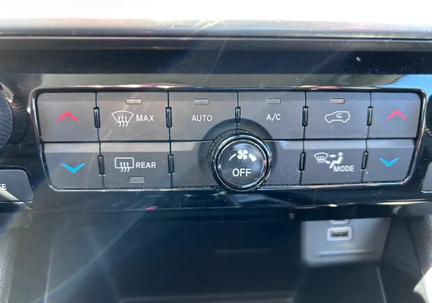 Panneau de commande de climatisation automatique du Jeep Compass 2024, avec boutons de réglage température et ventilation.