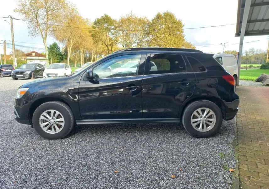 Vue latérale gauche d'un Mitsubishi ASX Invite 2WD noir 2020, avec jantes 16 pouces et rétroviseurs électriques.