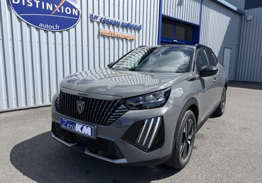 Peugeot 2008 Hybrid gris selenium avec toit noir, vue 3/4 avant mettant en valeur la calandre et les feux LED verticaux.