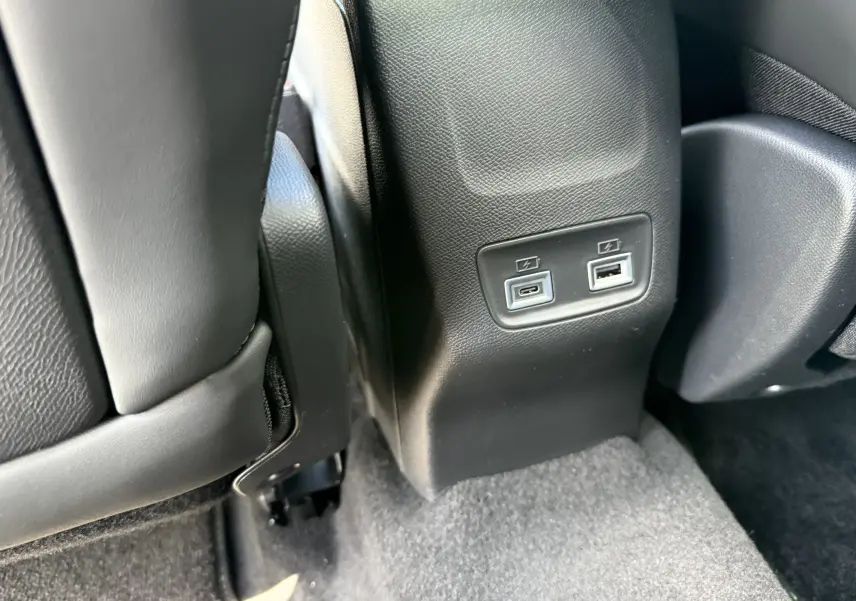 Prise USB-C et USB-A pour recharge à l'arrière des sièges du Peugeot 2008 Hybrid 145ch GT gris selenium toit noir.