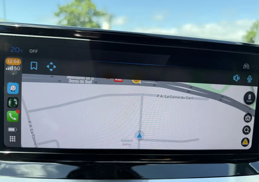Écran tactile du système de navigation du Peugeot 2008 Hybrid 145ch GT, affichant une carte avec interface moderne.