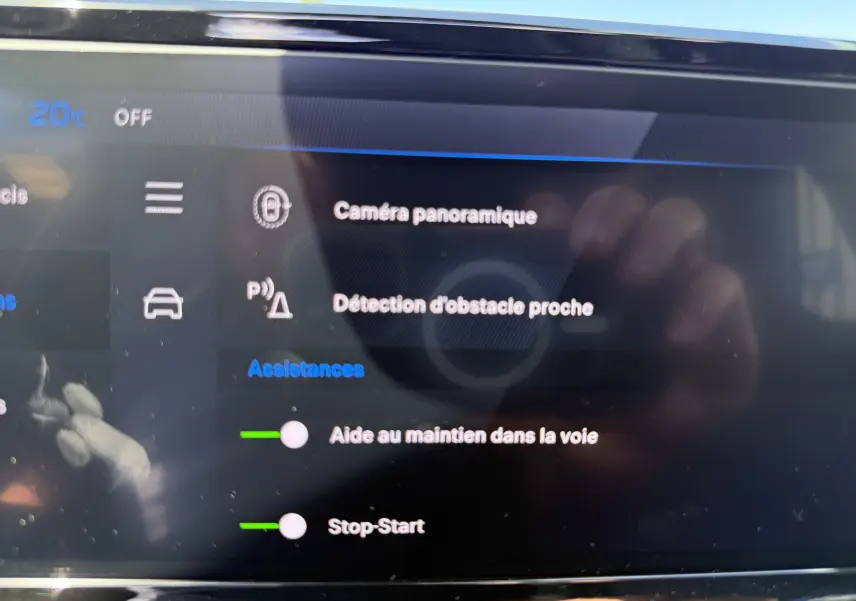Écran tactile intérieur du Peugeot 2008 Hybrid affichant les options d'assistance à la conduite et la température à 20°C.