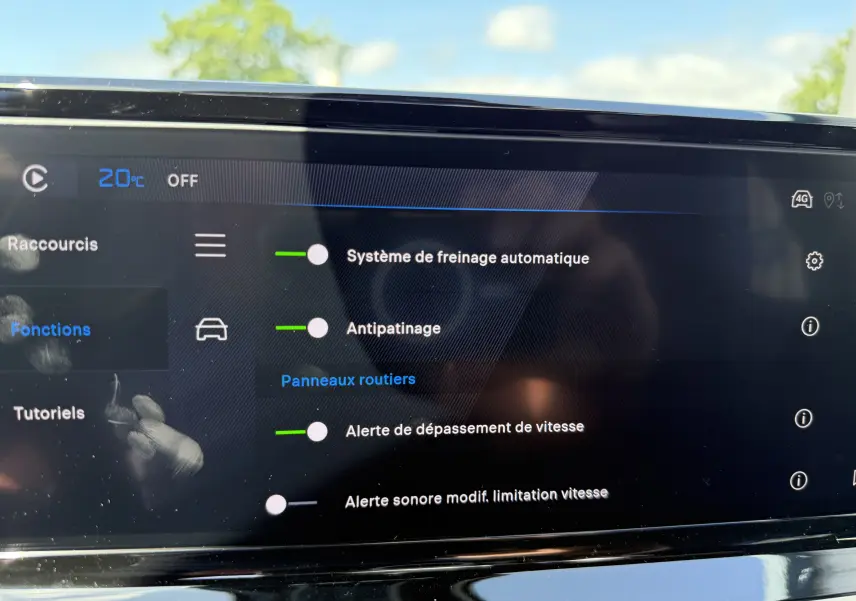 Écran tactile intérieur de la Peugeot 2008 Hybrid 145ch GT affichant les réglages d’aides à la conduite.