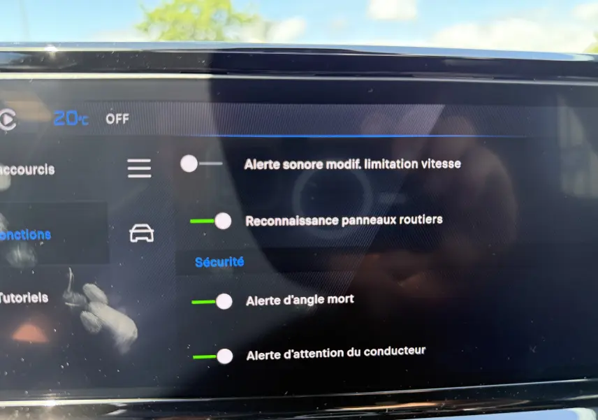 Écran tactile intérieur du Peugeot 2008 Hybrid 145ch GT montrant les réglages d’alerte et sécurité.