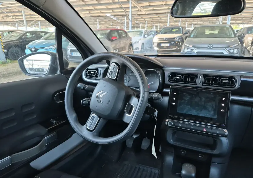 Intérieur de la Citroën C3 1.5 BlueHDi 100 Feel Business 2021, vue du poste de conduite côté gauche avec tableau de bord noir.