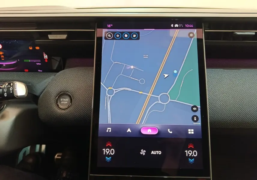 Vue rapprochée de l'écran tactile central affichant la navigation 3D dans l'habitacle du Citroën C5 Hybride gris foncé.
