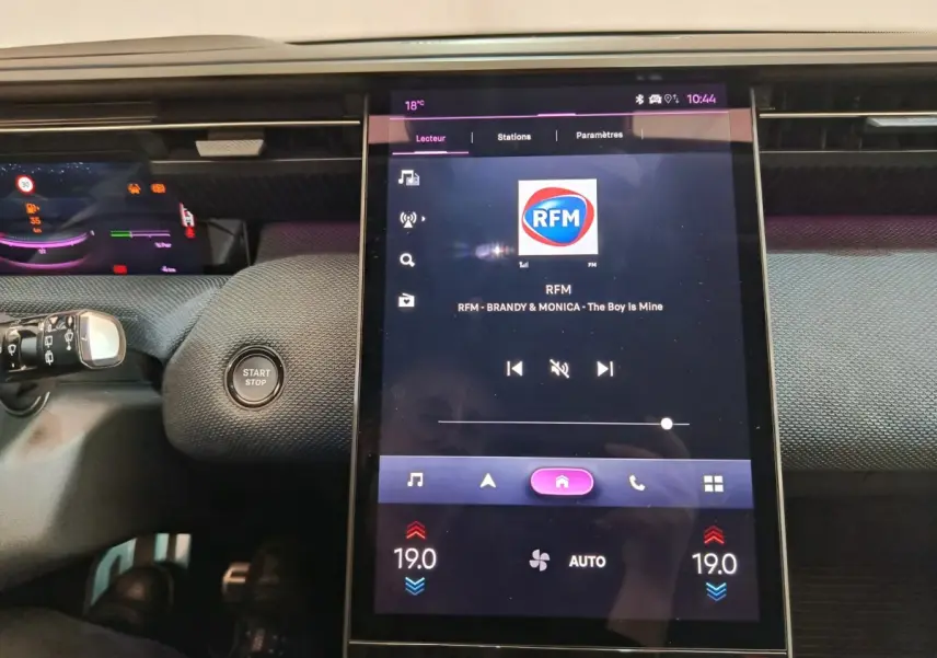 Vue intérieure du tableau de bord de la Citroën C5 Hybride 2026 avec écran tactile central et bouton start/stop.