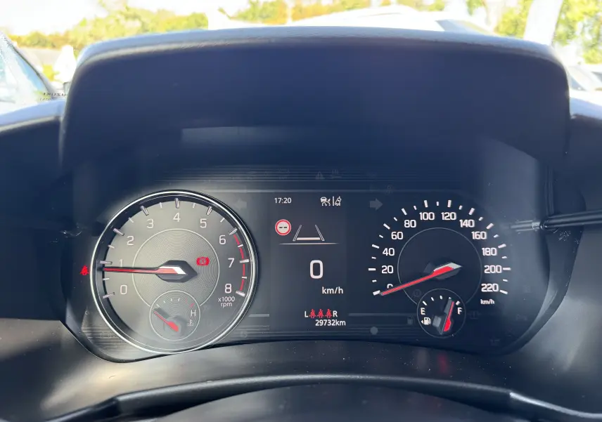 Vue rapprochée du tableau de bord numérique de la Suzuki Swift 1.2 Privilège Hybrid 2025, affichant vitesse et compte-tours.