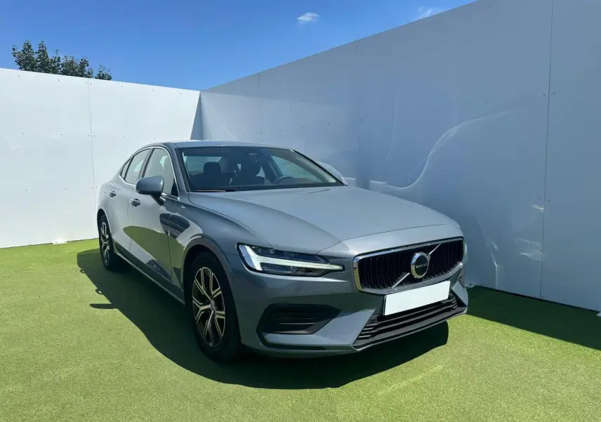 Volvo S60 2024 gris Thunder Grey vue 3/4 avant avec calandre chromée et phares LED design marteau de Thor