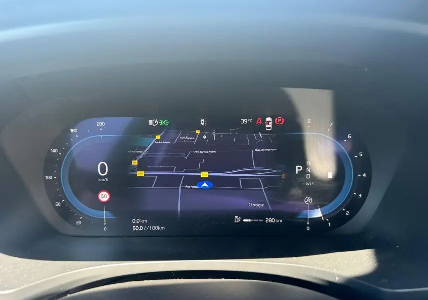 Combiné d'instruments digital de Volvo S60 2024 affichant navigation Google Maps et indicateurs de vitesse et régime moteur.