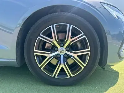 Gros plan sur la jante alliage 17 pouces en Y noir et diamant de la Volvo S60 Thunder Grey Metal 2024 côté avant droit.