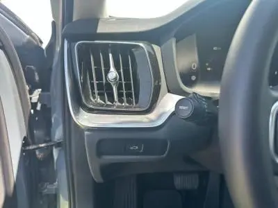 Détail de la sortie d'air côté gauche du tableau de bord d'une Volvo S60 2024 Thunder Grey Metal.