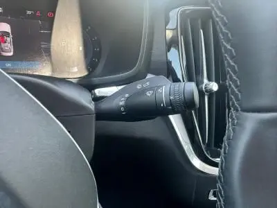 Gros plan sur la commande d'essuie-glace côté gauche du tableau de bord d'une Volvo S60 Thunder Grey 2024.