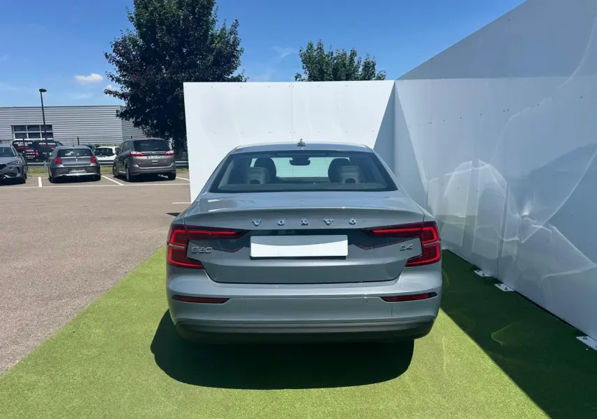 Vue arrière d'une Volvo S60 2024 gris Thunder Grey métallisé avec feux arrière LED et logo distinctif VOLVO.