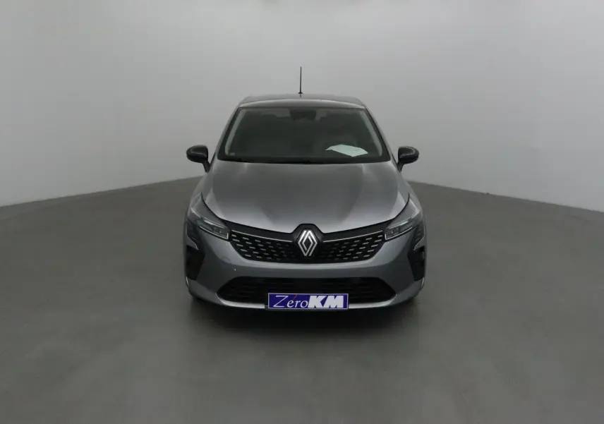Vue frontale d'une Renault Clio V gris schiste avec calandre noire et logo Renault bien visible.