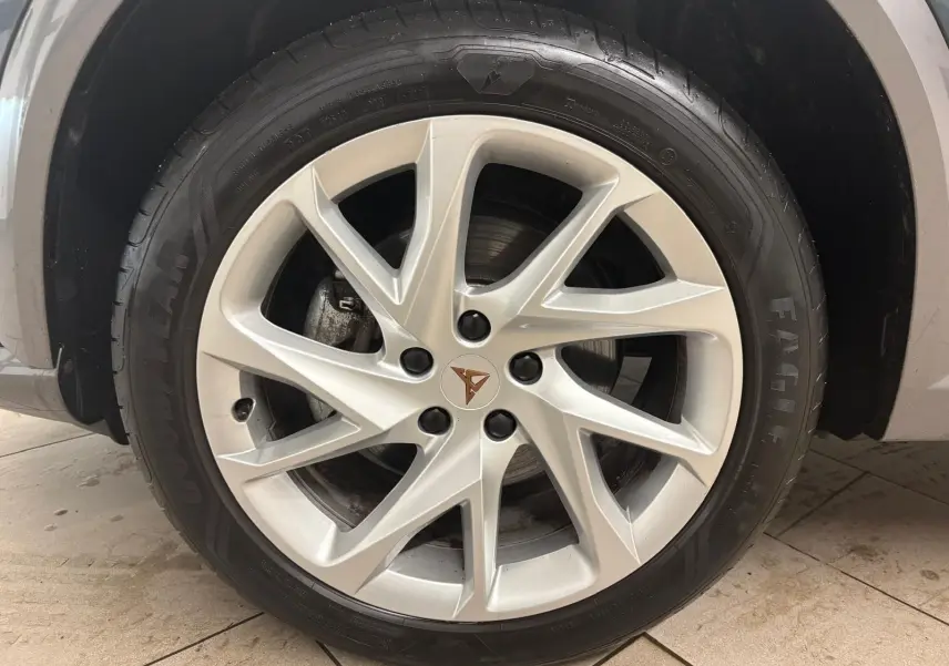 Gros plan sur la jante en alliage argentée avec logo CUPRA du côté avant droit du Formentor gris magnétique.