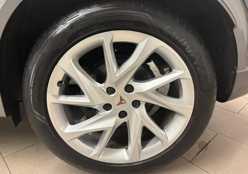Gros plan sur la jante argentée à 5 doubles branches du CUPRA Formentor gris magnétique, pneu Goodyear visible.
