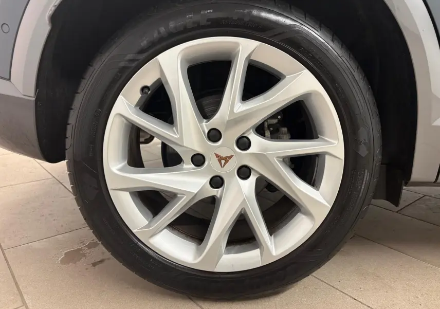 Gros plan sur la jante en alliage argentée avec logo CUPRA d’un CUPRA Formentor gris magnétique, roue avant droite.