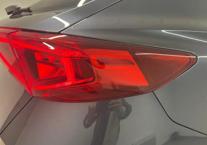 Gros plan sur le feu arrière droit rouge du CUPRA Formentor 2024 en gris magnétique, avec inscription Formentor visible.