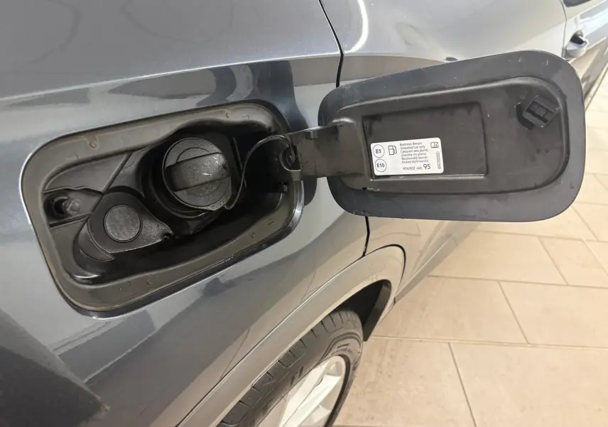 Vue rapprochée du bouchon de carburant ouvert côté gauche d’un CUPRA Formentor gris magnétique 2024.