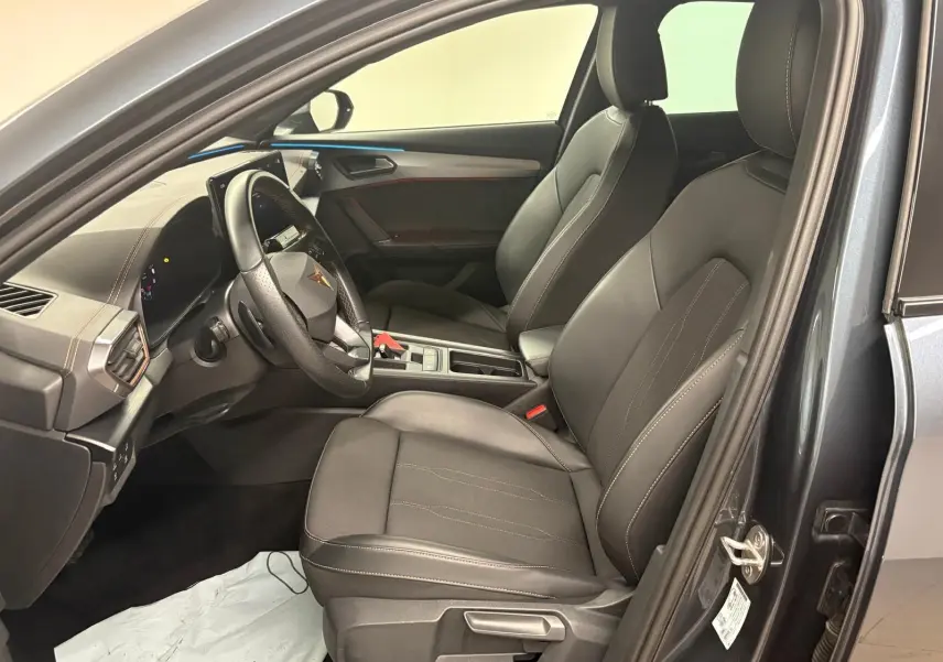 Intérieur avant droit du CUPRA Formentor gris magnétique 2024, sièges en cuir noir et tableau de bord moderne.