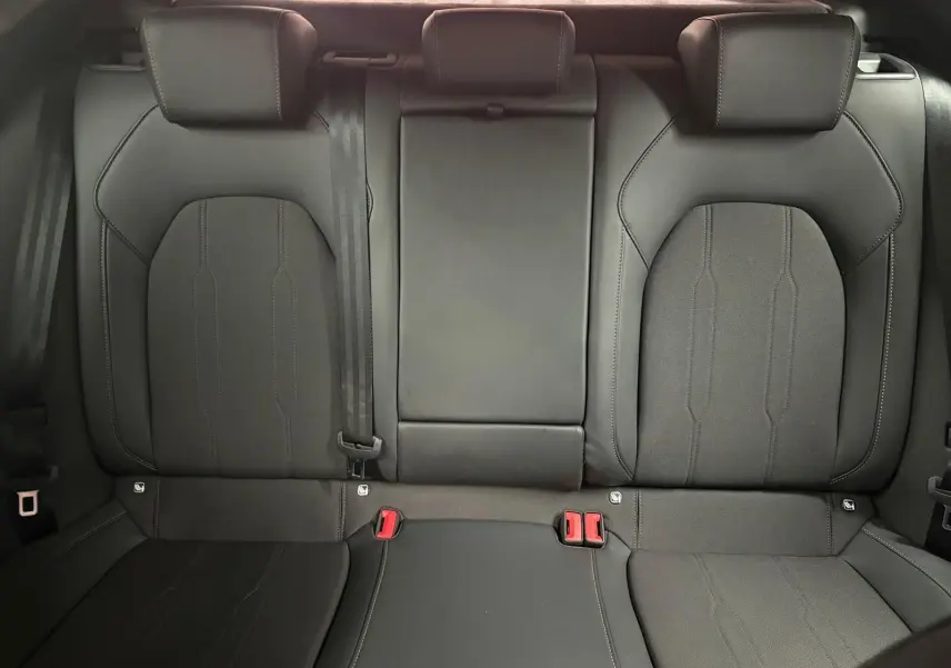 Vue rapprochée des sièges arrière en cuir noir du CUPRA Formentor 2024, soulignant les détails de couture et les ceintures de sécurité.