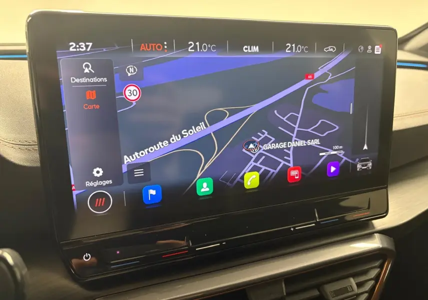 Écran tactile central du tableau de bord du CUPRA Formentor 2024 affichant la navigation et la climatisation.