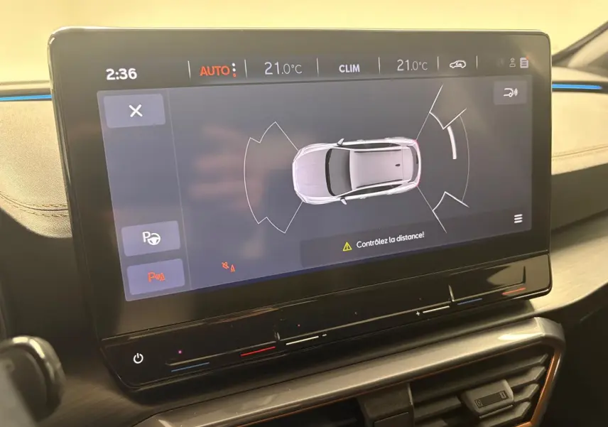 Écran tactile intérieur affichant l'aide au stationnement du CUPRA Formentor gris magnétique, vue du tableau de bord.