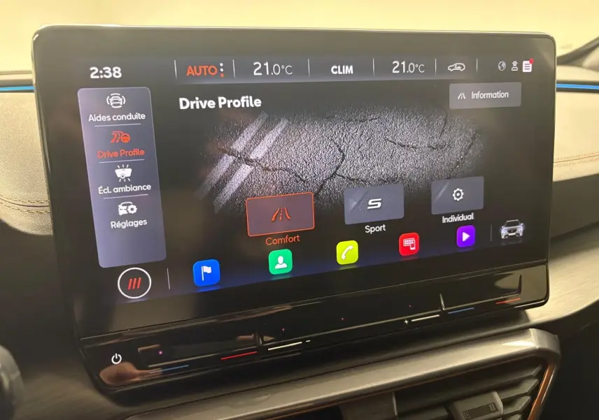 Écran tactile central du tableau de bord de la CUPRA Formentor 2024 affichant les modes de conduite Comfort, Sport et Individual.